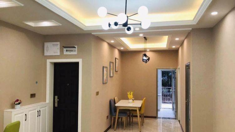 参观装修公司100㎡样板房，电视墙设计真亮眼，当即拍板签订合同