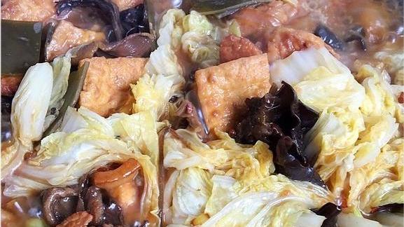 豆角|河北一小伙晒食堂饭，吐槽猪都吃不下，网友却骂他没见过世面