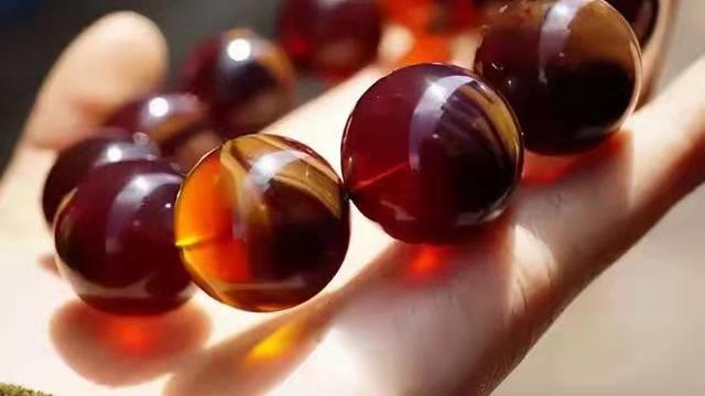 琥珀蜜蜡|看着像塑料的、琥珀蜜蜡是轻的好还是重的好？？？