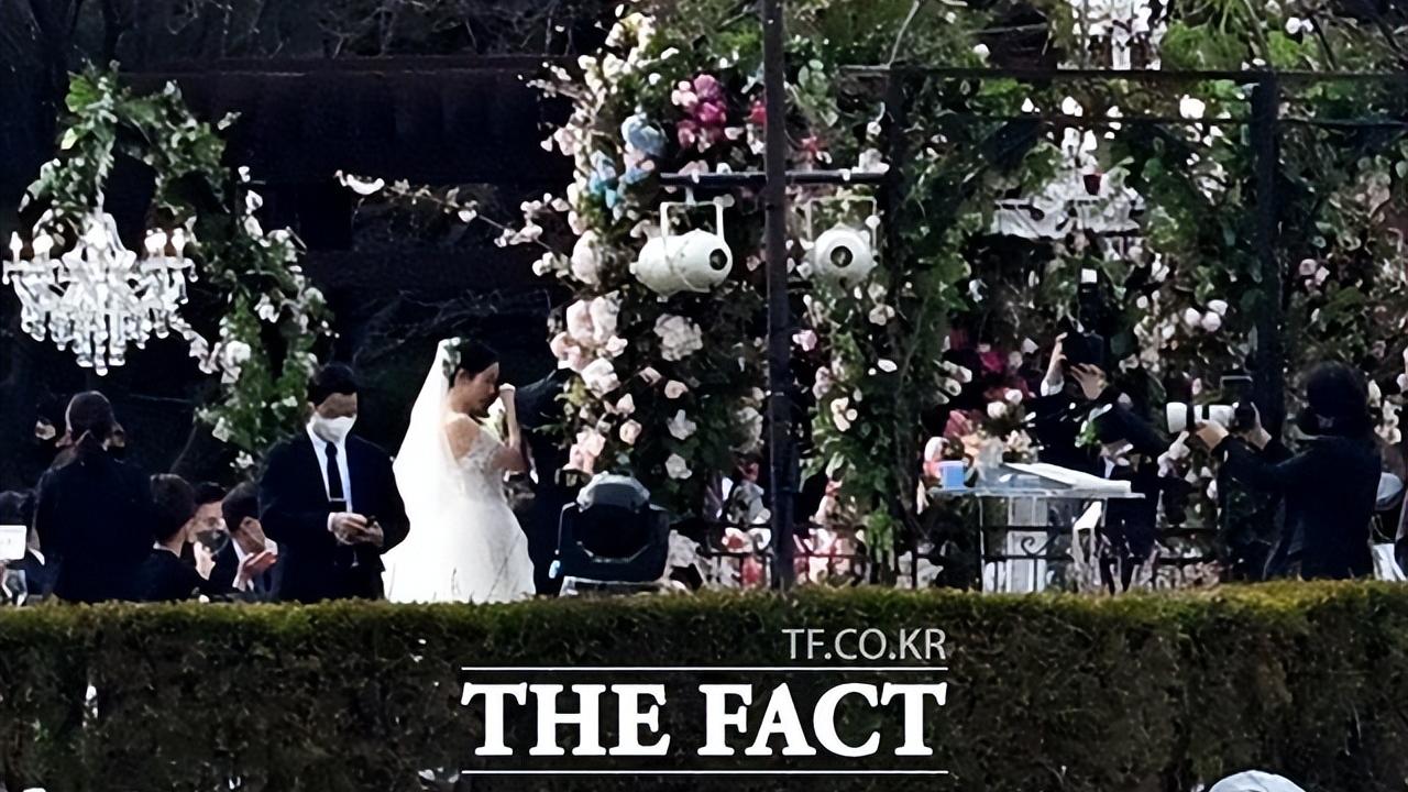 孙艺真|孙艺真牵爸爸手走红毯泪洒婚礼，宾客面前与玄彬交换戒指画面感人