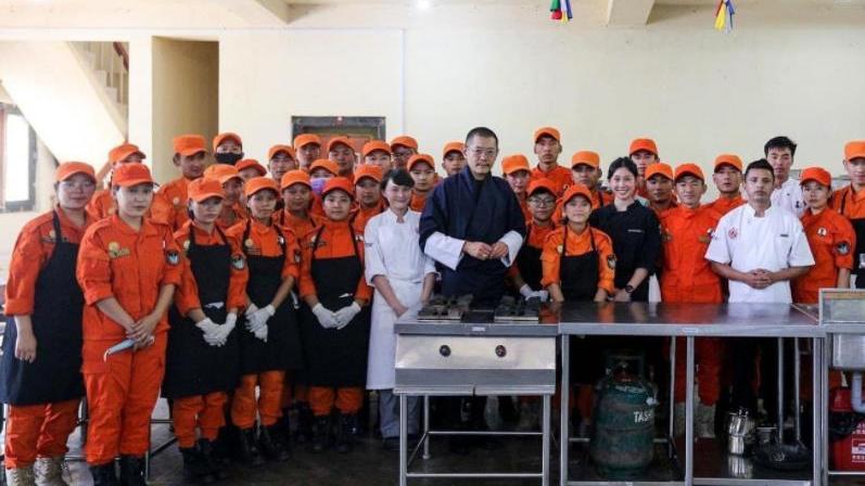 |不丹国王露面变化大，五官瘦脱相好干瘪，王后佩玛也没陪在身边