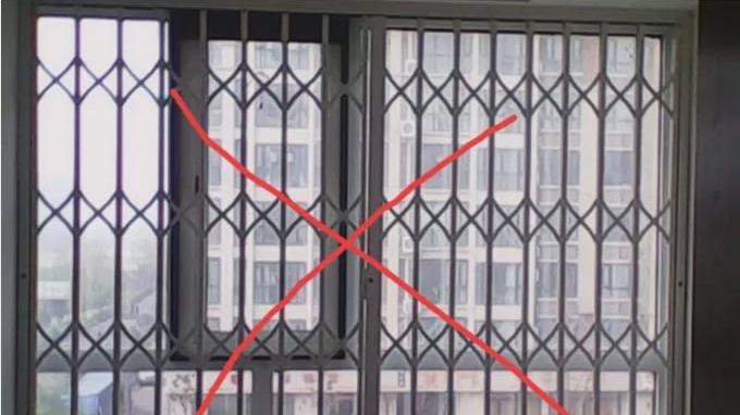 阳台千万别装这样的防盗窗了，看完邻居家装的，真是后悔装早了！