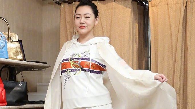 张艾嘉|小S出席活动又作妖，白色卫衣搭配短裤秀身材，可惜大腿暴露年龄