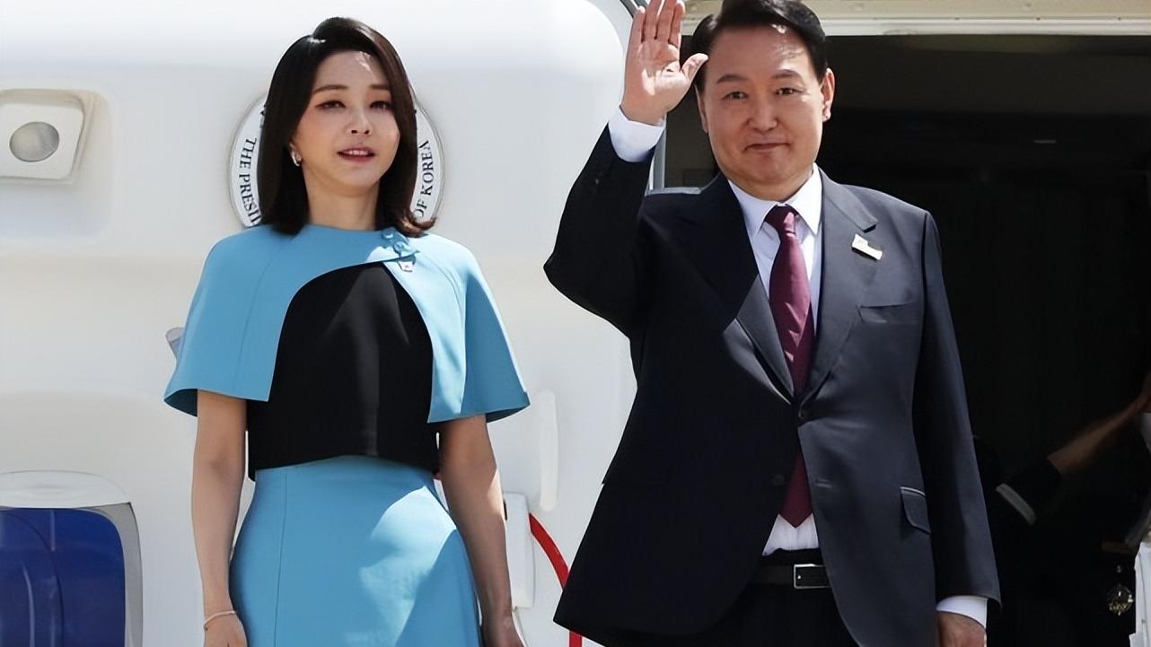 医生 韩国夫人不认输？和尹锡悦漫步街头如同女明星出场，完全不柔弱啊