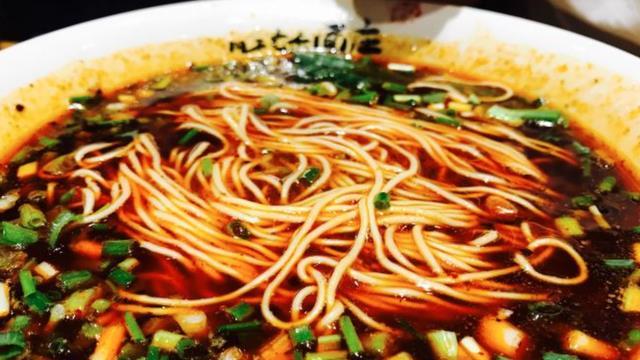 腊肉|北京最火之一的重庆面，冬夏都排队，小面卖16元，人不齐不能进店