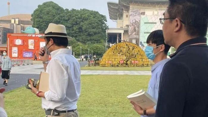 街拍|何炅上班被偶遇，手拿书本学生范十足，背影瘦小看上去没170