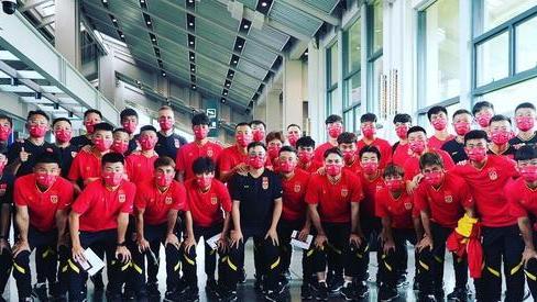 国足|中国男足回国排面不小，携带神秘绿箱引热议