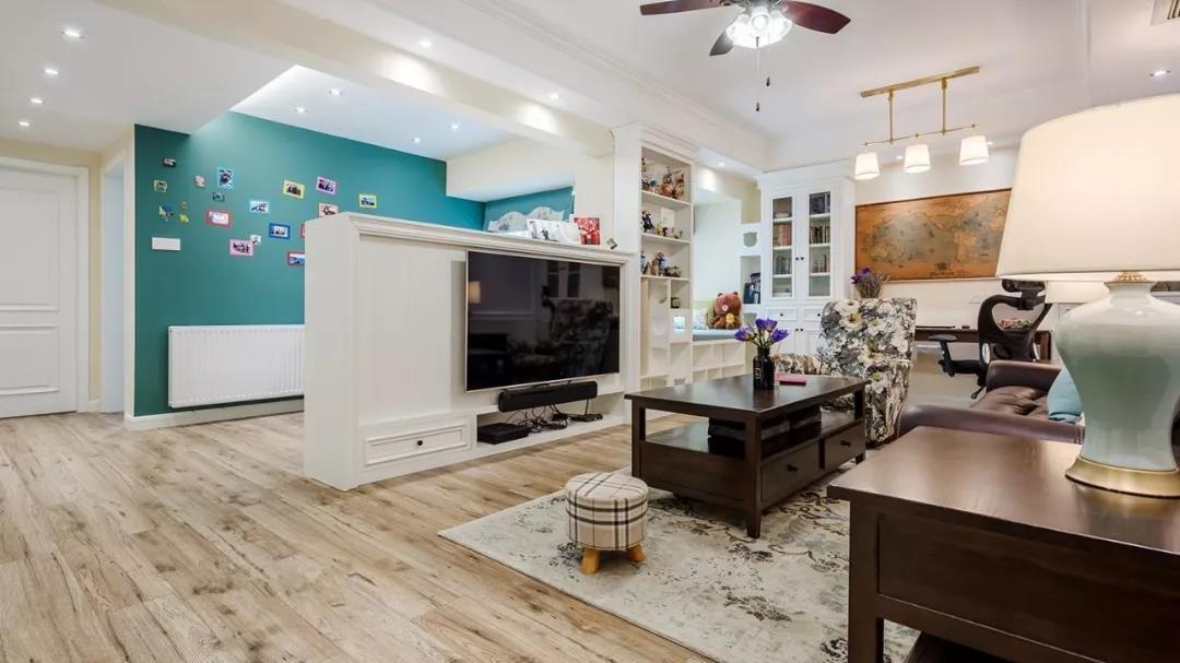 120平现代美式风三居室，把电视墙后方做成收纳，实用通透又漂亮