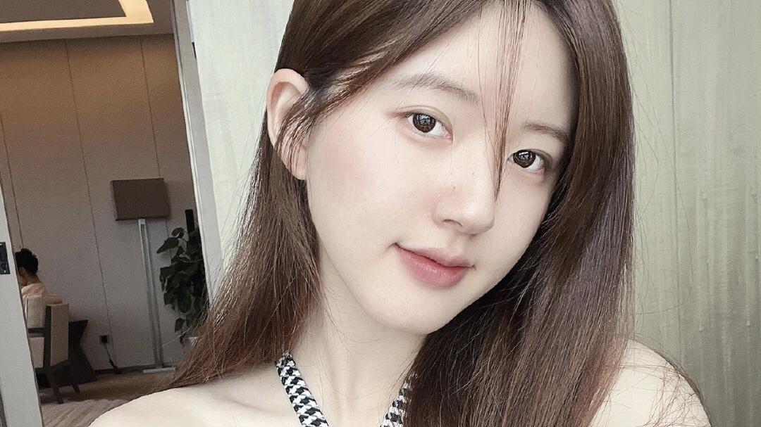明星素颜|明星居家素颜自拍卷起来了，赵露思网红风不减，娜扎竟然是自来卷？