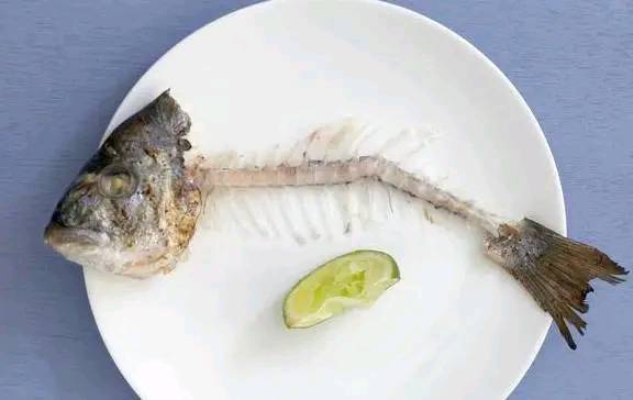 被鱼刺卡喉，吃馒头或者喝醋管用吗？别再犯错了，教你正确的做法