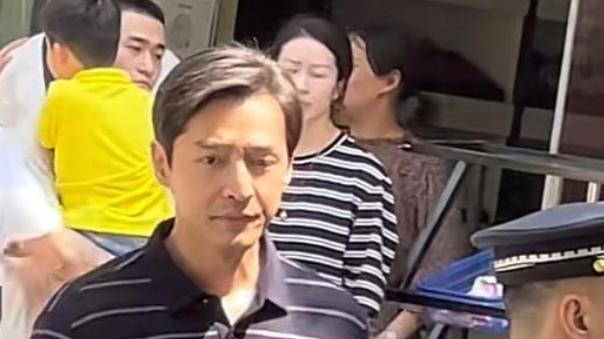 胡歌|胡歌新剧路透曝光，与导演对戏心情好，上衣扎裤腰里年代感十足