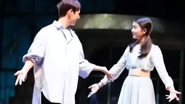 黄忆慈|16岁黄多多首次担任导演！素面朝天气质成熟，和男同学合照显亲密