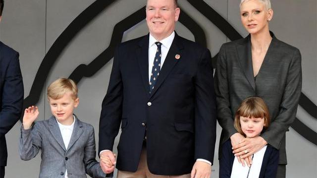 校花|再次露面的逃跑王妃脸上露出悲伤的表情，专家解析夏琳的肢体语言