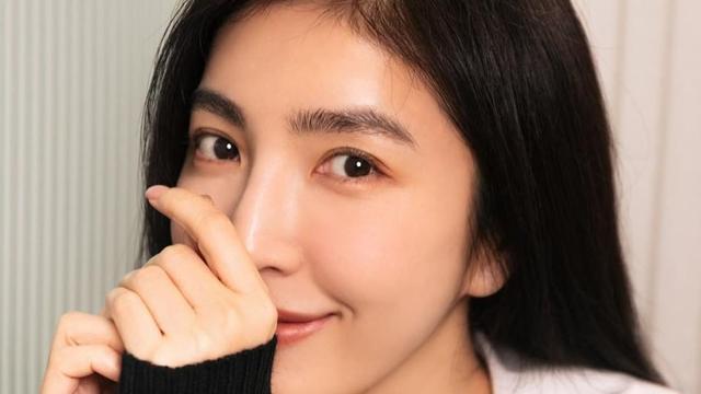 衬衫 杨谨华44岁依旧有少女感，穿娃娃领针织衫好甜，做鬼脸活泼俏皮
