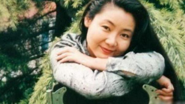 萨日娜|6年没戏拍，38岁给李幼斌当“老婆”，结婚不到年龄被罚200块