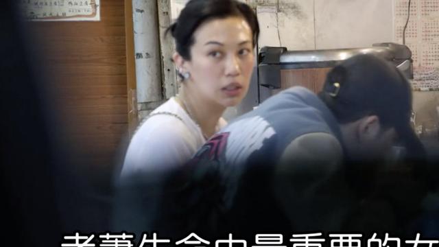 萧敬腾|萧敬腾与女经纪人逛路边摊，女方48岁素颜不显老，雨神爱她很正常