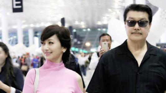 赵雅芝晒出自己的豪宅，楼梯扶手都镀金的，生活过得像贵妃