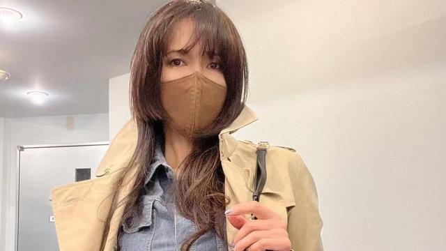 眼影 51岁工藤静香节俭衣扣坏了仍在穿，背上迪奥满屏气场，美甲引争议