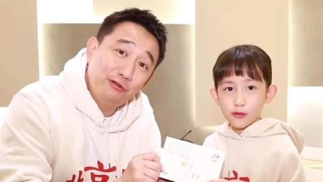 黄磊|黄磊首次带小女儿出镜，身穿白色卫衣，表情严肃僵硬