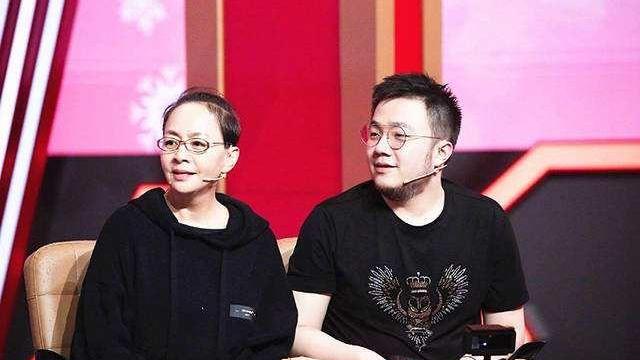 宋丹丹|宋丹丹和亲家母合体带娃，两人一路热聊不断，对孙子十分宠溺