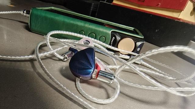 耳机|一个人用的耳机就算再不好，并不足以证明是小白，但却很普遍