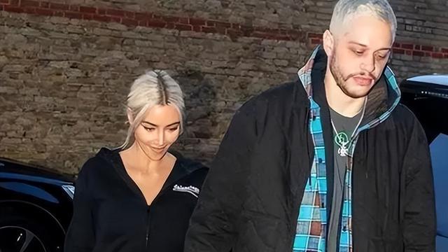 TVB|41岁卡戴珊海边冲浪！与28岁男友浓情蜜意，前夫侃爷都看不下去了