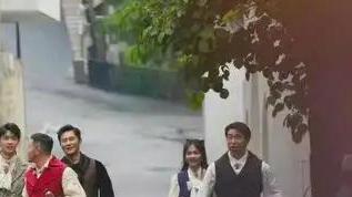 单依纯|单依纯登上《奔跑吧》，总说杨颖眼睛大，让蔡徐坤不要狡辩