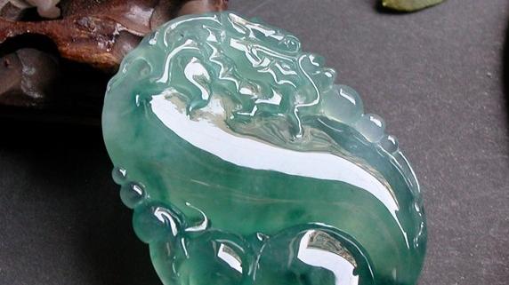 穿衣搭配 穿衣过于低调没关系，搭配一个翡翠玉器，马上提升自身气质