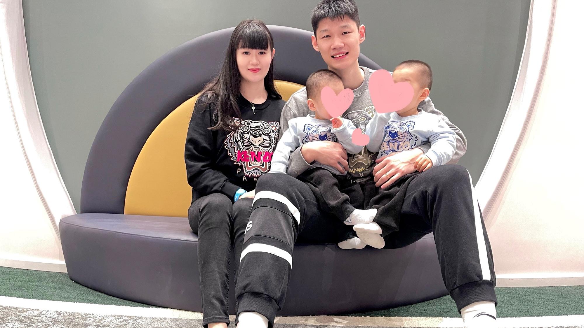 王璐|可爱！胡金秋双胞胎儿子隔空为爸爸加油，天才国手16岁便情定爱人