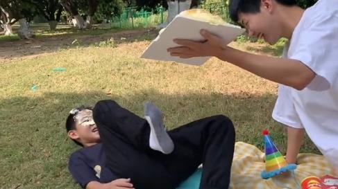 孙悦|孙爸纵容未成年饮酒？孙卓大口喝伏特加遭吐槽，网友：想清楚再说