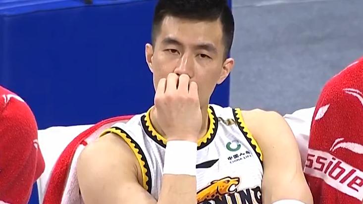 郭艾伦|郭艾伦10中2真相大白！带伤出战手完全肿大，缠绷带不让球队曝光