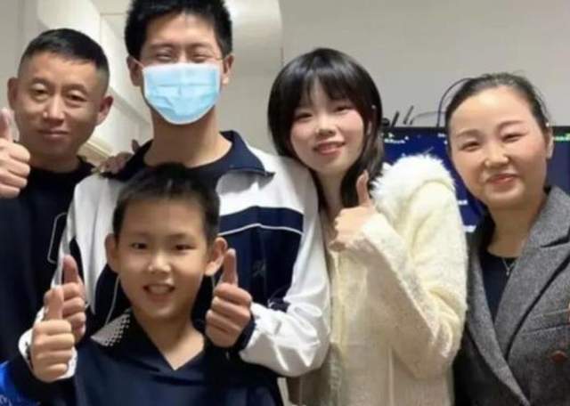 孙悦|孙卓近照阳光帅气，孙妈开直播感谢大女儿孙悦，姐弟相处超融洽