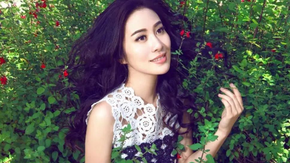 叶璇|42岁叶璇疑似整容，鹅蛋脸变锥子脸，面部僵硬，网友：换了个头？