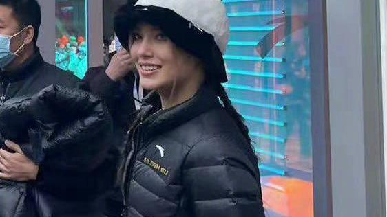 谷爱凌|谷爱凌参加活动生图曝光，戴冰墩墩帽子笑容阳光，颜值依旧在线