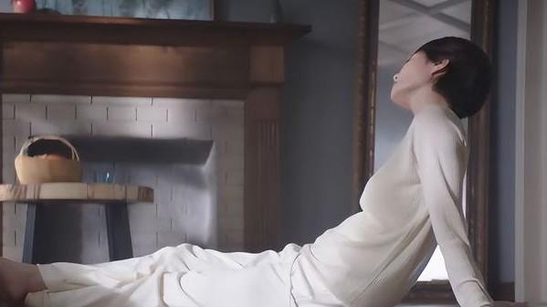 王菲|52岁王菲拍家居服广告，坐地板上随意自在，光脚跳舞放飞自我