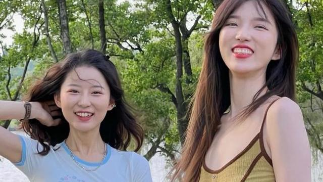 |陆莹和赵亚楠公园约会，手牵手非常甜蜜，莫非帮忙拍照