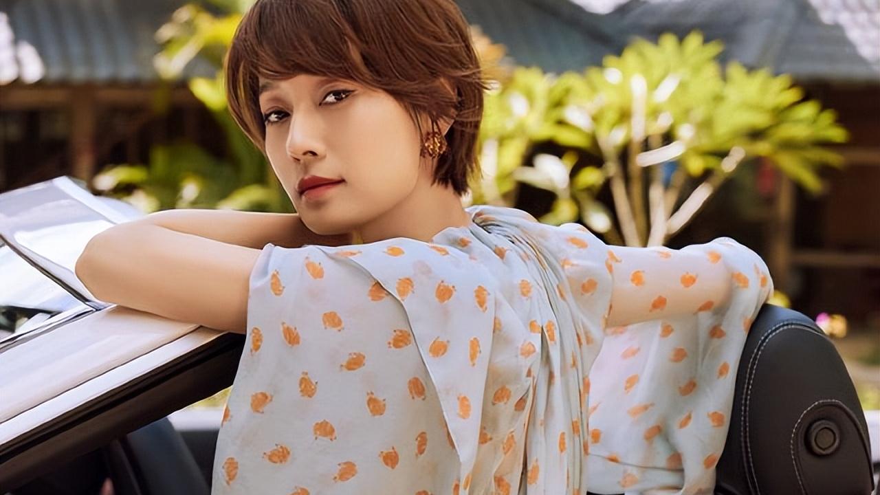 穿衣搭配 一个女人的变老的表现，除了越来越花的衣服，还有越来越短的头发