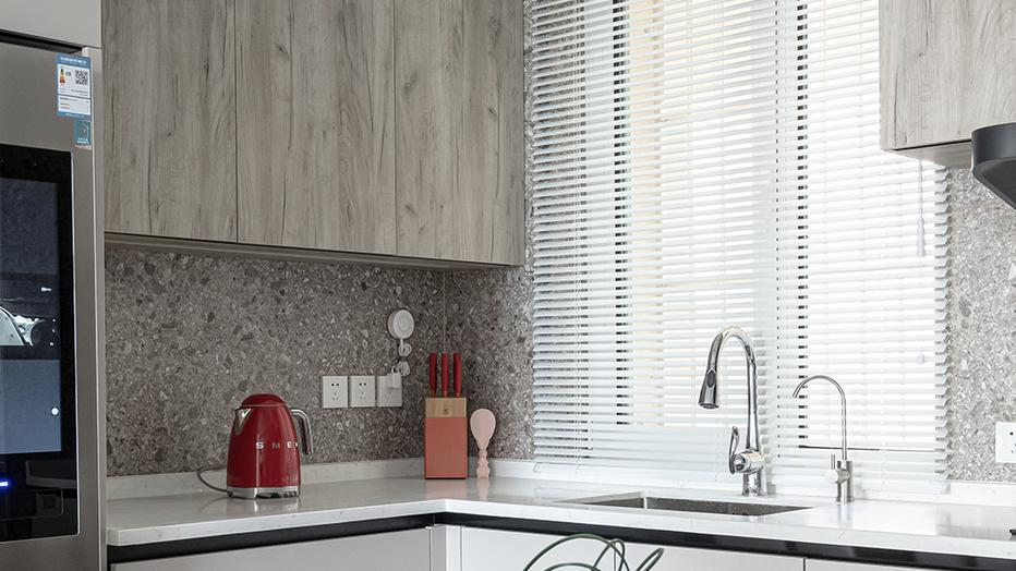 灰色系的小宅，复古有温度，粉红与翠绿的加持更为独特