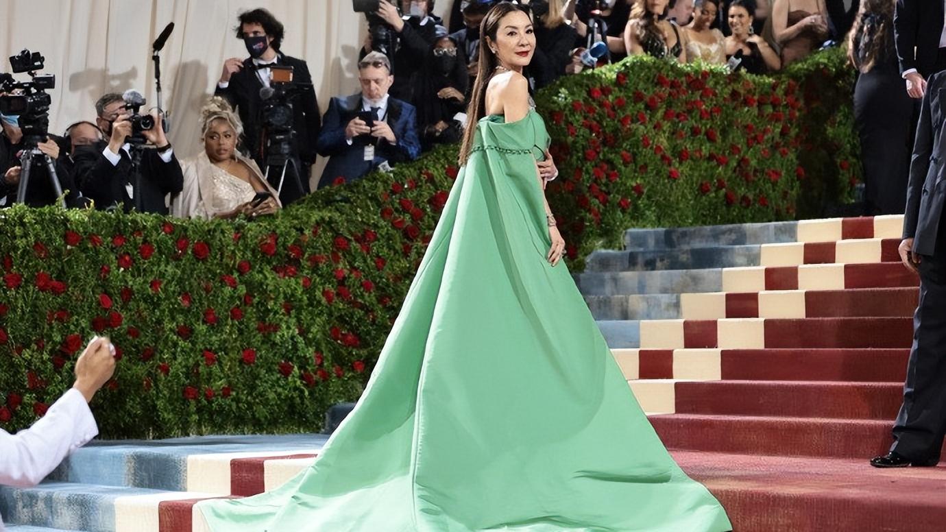 杨紫琼|59岁杨紫琼状态超绝！穿绿色礼裙高级又贵气，骨子里的自信真美