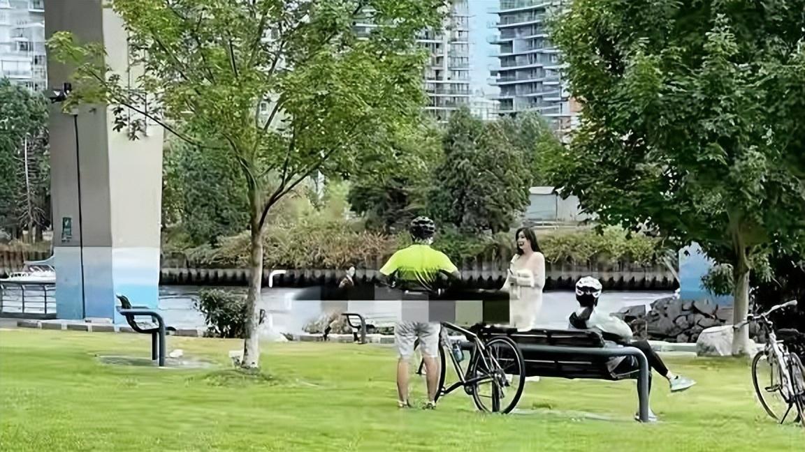 王祖贤|55岁王祖贤在国外吃火锅被拍，脸部泛红山根突出，用手擦嘴不嫌脏