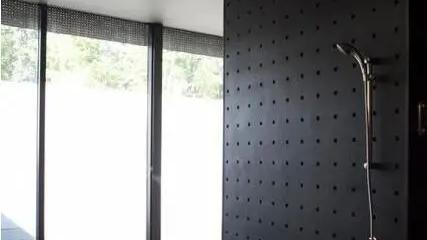 淋浴房地漏出水慢？她竟把墙上洞洞板铺地上，排水超快还不招虫