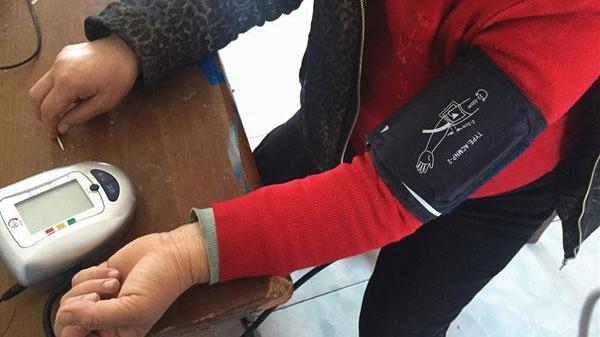 睡眠质量|高血压病人如何降血压？常用这4物泡水喝，血压悄悄降