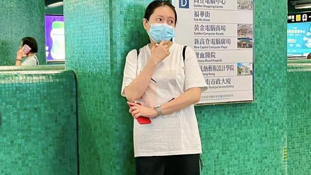 李丽珍|56岁港星李丽珍现身街头弹唱，打扮朴实无人识