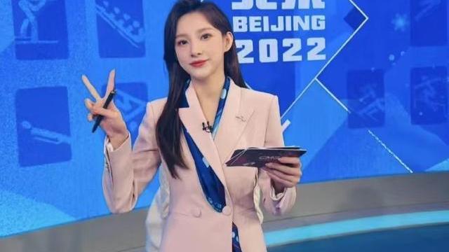 向往的生活|春晚主持马凡舒工作照曝光！穿超短裙秀漫画腿，五官精致鼻梁高挺