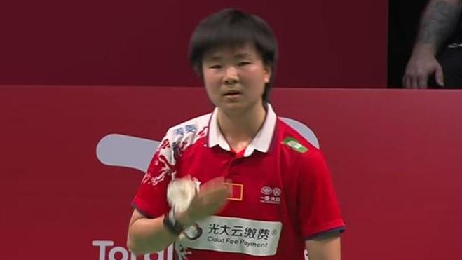 何冰娇|国羽混双3连胜！翁泓阳退赛惹争议，陈雨菲何冰娇2-0横扫对手晋级