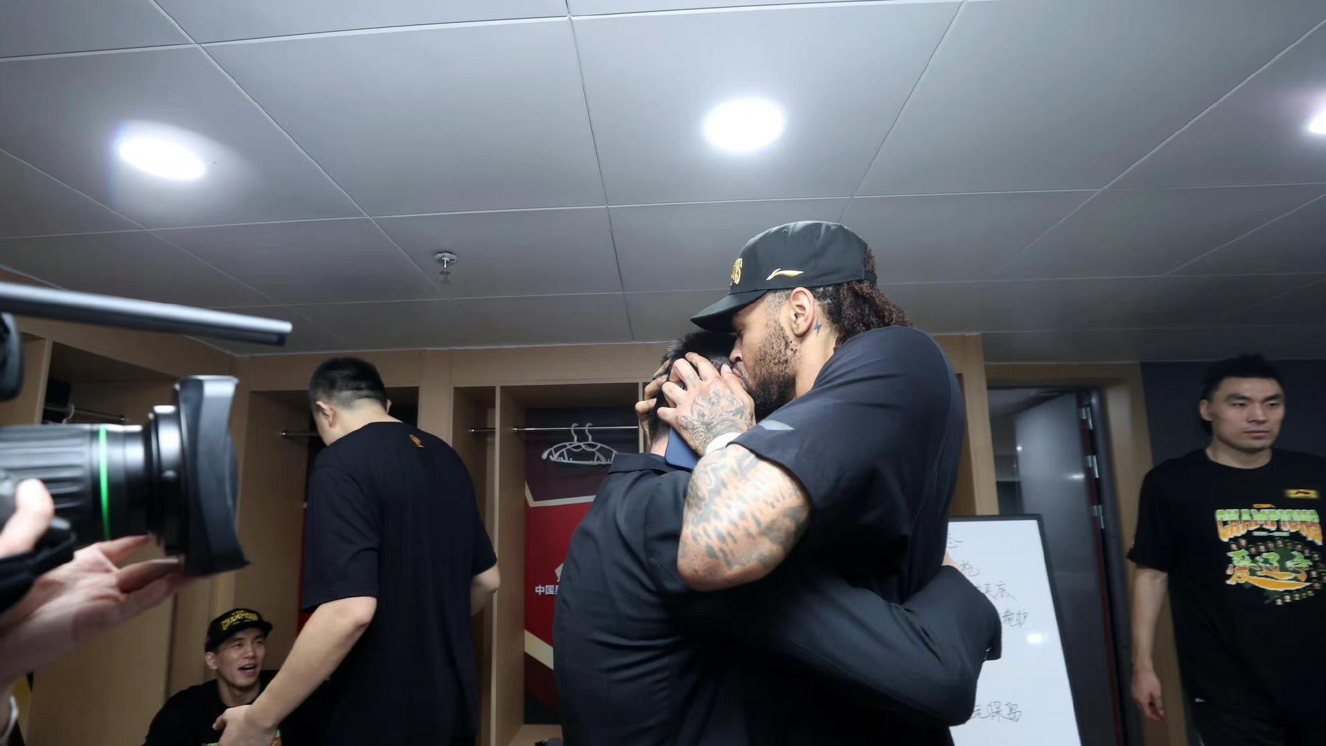 杨鸣|太喜感了！莫兰德赛后狂吻杨鸣庆祝，留队有望，一老将略显落寞