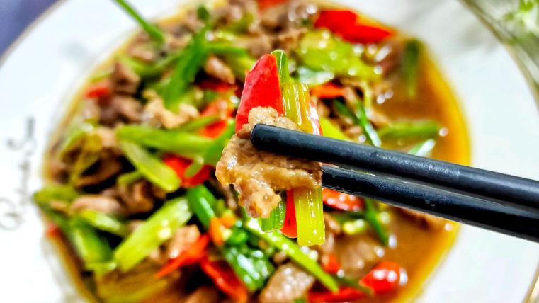 牛肉|牛肉切好直接炒，难怪口感老，咬不动！教你正确做法，滑嫩又入味