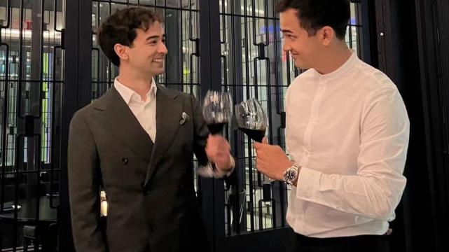 韦唯|住豪宅办盛宴仨儿子太优秀，58岁韦唯好不潇洒，大儿子履历超牛