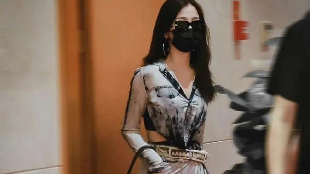 虞书欣|虞书欣横店进组拍新戏，穿辣妹连衣短裙，露出半截光洁如玉的美腿