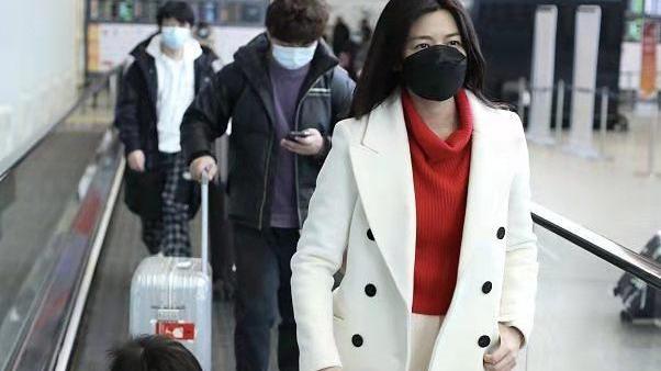 陈妍希|陈妍希带儿子走机场，小星星首次大方露正脸，大眼睛太像陈晓了